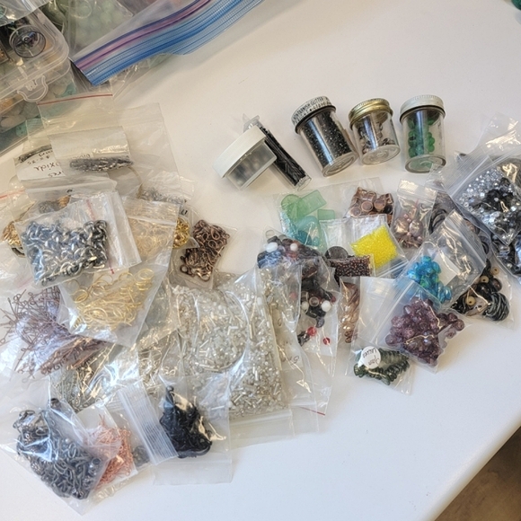 🎁 Mystery Box of Jewelry Supplies!!!! HUGE Collection!! Great Gift for Crafter! - Picture 8 of 9